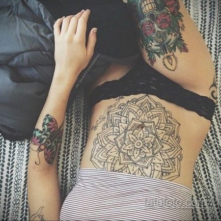 Тату мандала на животе