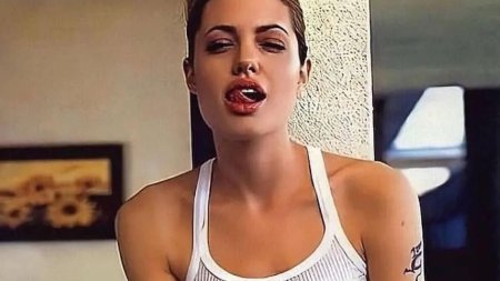Грудь анджелина джоли