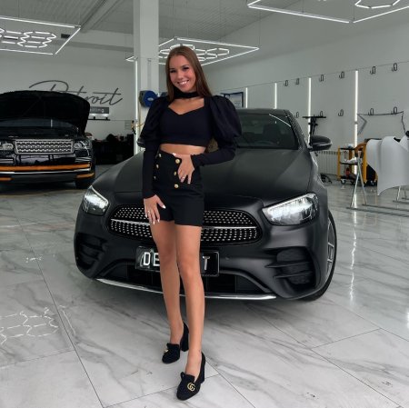 Девушка на мерседесе