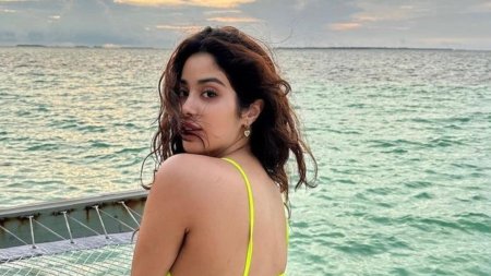Janhvi kapoor hot