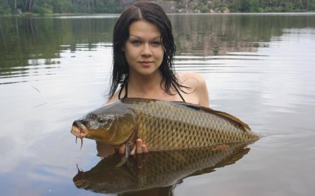 Девушка с карпом