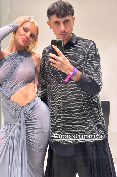 В прозрачном платье