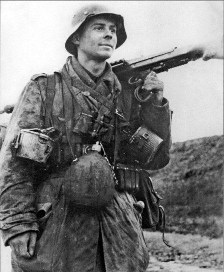 Солдат вермахта с пулеметом mg42