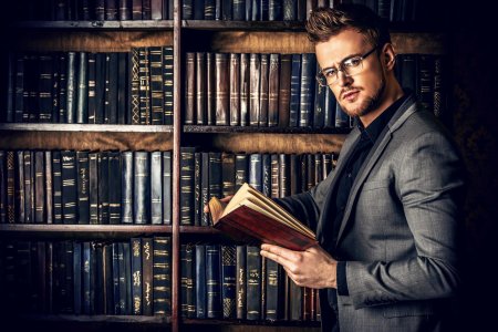 Мужчина с книгой