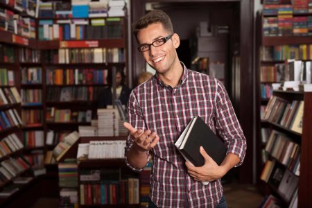 Мужчина с книгой в руках