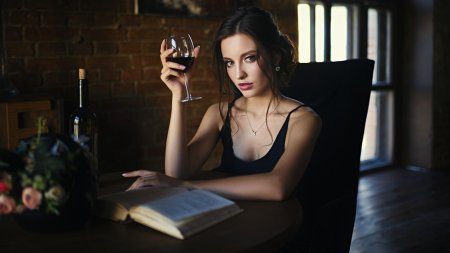 Девушки с вином