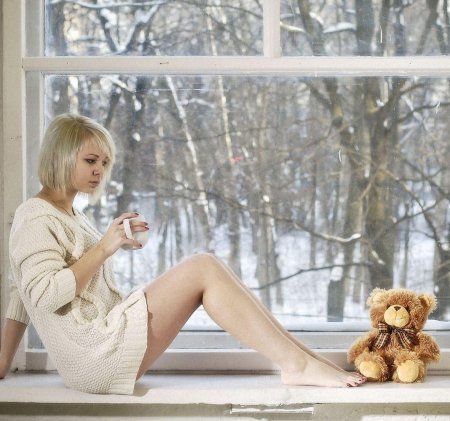 Девушка на подоконнике