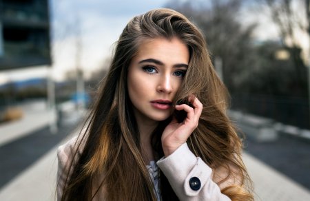 Девушки с русыми волосами