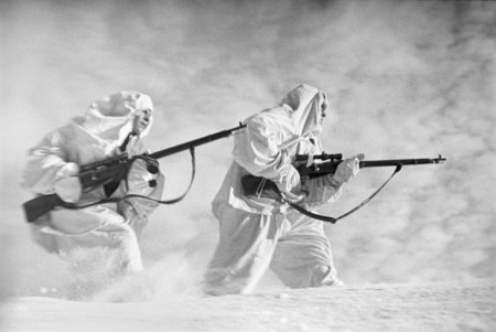 Бойцы в белых маскхалатах 1941 год