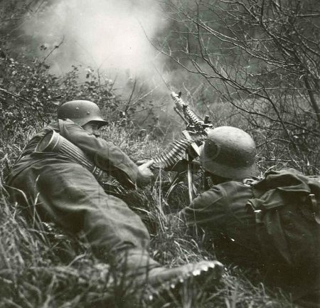Немецкий пулемётчик с mg-34