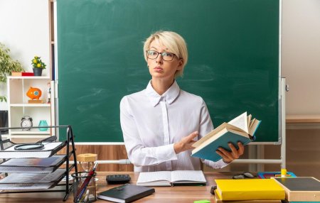 Учительница в очках